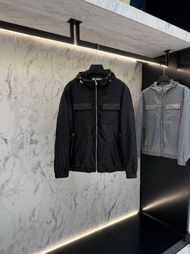 Dior 棉服 秋款2025最新款时尚设计师款衬衫处处细节显工艺足够的高级 结构性剪裁的设计改变来展现男士多样的形象变化，修身利落、剪裁合体，满足时下正流行的多