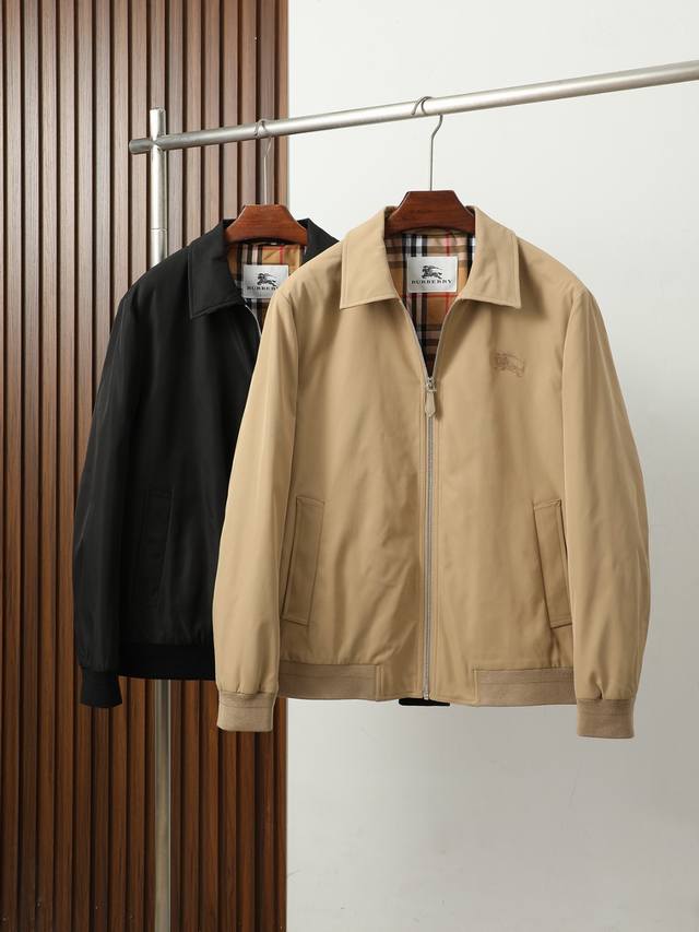 Burberry 25早秋新款发布巴宝莉翻领夹克外套，秋季爆款外套，格子内里，战马刺绣款外套，穿上就是舒适自在又显瘦的存在，慵懒而随性，结合干净简单的色系就特别
