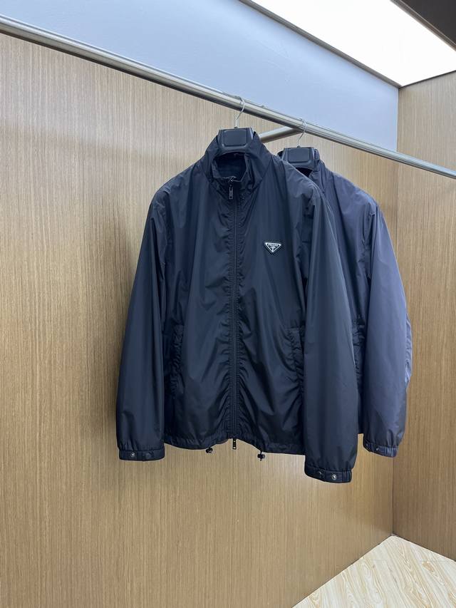 秋冬 Pd 2530Ss秋冬新款P家立领夹克。经典设计感与颜值爆棚的外套，品质更是无法挑剔品控可以直接入手，不容过错的高端臻品！通过细节图片便可感受到它强悍的气