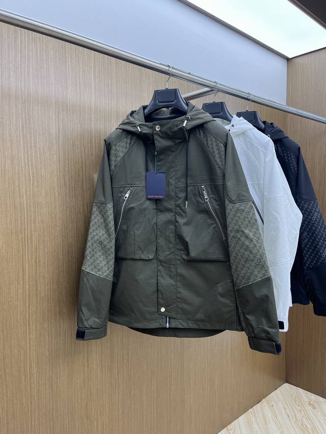 秋冬 Lv2530Ss早秋新款发布 驴牌连帽夹克外套，秋季爆款夹薄棉夹克，提花拼接款字母Logo刺绣款穿上就是舒适自在又显瘦的存在，慵懒而随性，Fsh结合干净简