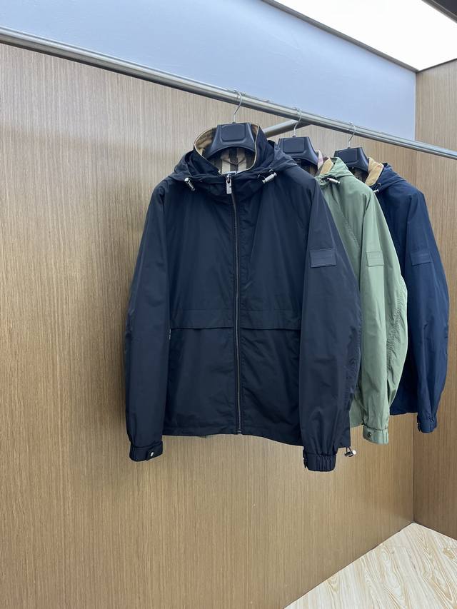 秋冬 Bbr 2530Ss早秋新款发布 巴宝莉连帽夹克外套，秋季爆款夹薄棉夹克，字母Logo手臂徽章 穿上就是舒适自在又显瘦的存在，慵懒而随性，Fsh结合干净简