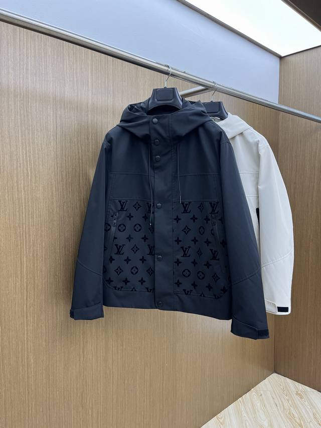 秋冬 Lv2530Ss早秋新款发布驴牌连帽夹克外套，字母老花 秋季爆款外套，穿上就是舒适自在又显瘦的存在，慵懒而随性，结合干净简单的色系就特别耐看，Fsh适合日