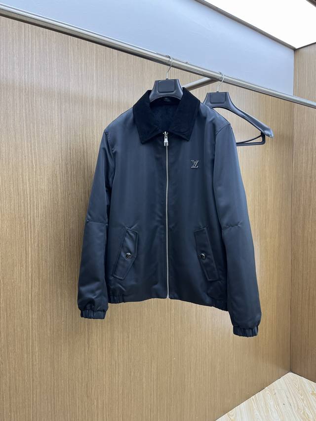 秋冬 Lv2530Ss早秋新款发布 驴牌双面穿夹克外套，秋季爆款外套，Lv金属Logo款外套，穿上就是舒适自在又显瘦的存在，Fsh慵懒而随性，结合干净简单的色系