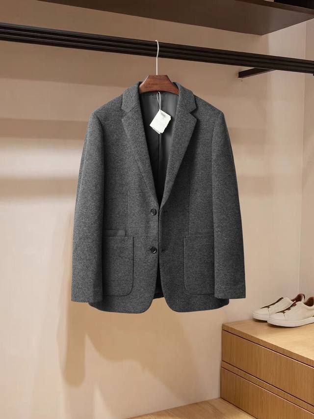 Brunello Cucinelli西服是B C的主打产品之一，这个品牌西服羊绒面料设计出一种低调的奢华的风格，顶级的面料和做工，Fzl展现出独一无二的风采 码