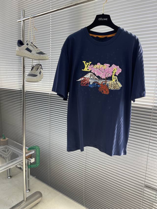 驴牌 龙虾刺绣圆领短袖 面料：平织纯棉面料 工艺：刺绣制作 版型：合身版型 克重：约345克 尺码：Xs-S-M-L 描述：平织纯棉优质棉面料 采用15S平织优