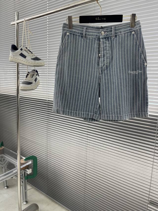 短裤 上衣 -Dio 25Ss新款 Christian Dio Couture 喇叭形短裤是二零二五秋季男装系列新品，重新演绎 Dio 的剪裁风格。采用蓝色条纹
