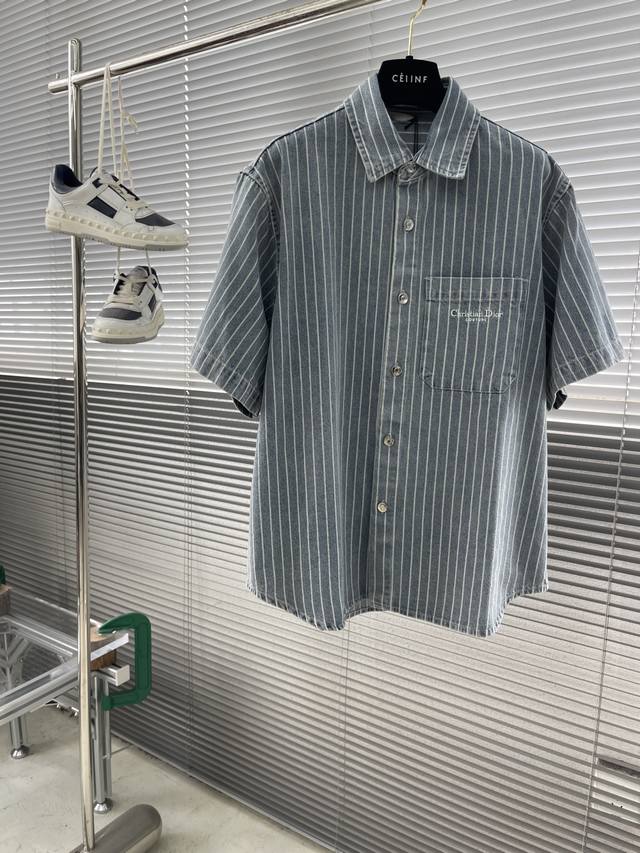 短裤 上衣 -Dio 25Ss新款 Christian Dio Couture 短袖衬衫是二零二五秋季男装系列新品，重新演绎 Dio 的剪裁风格。采用蓝色条纹棉