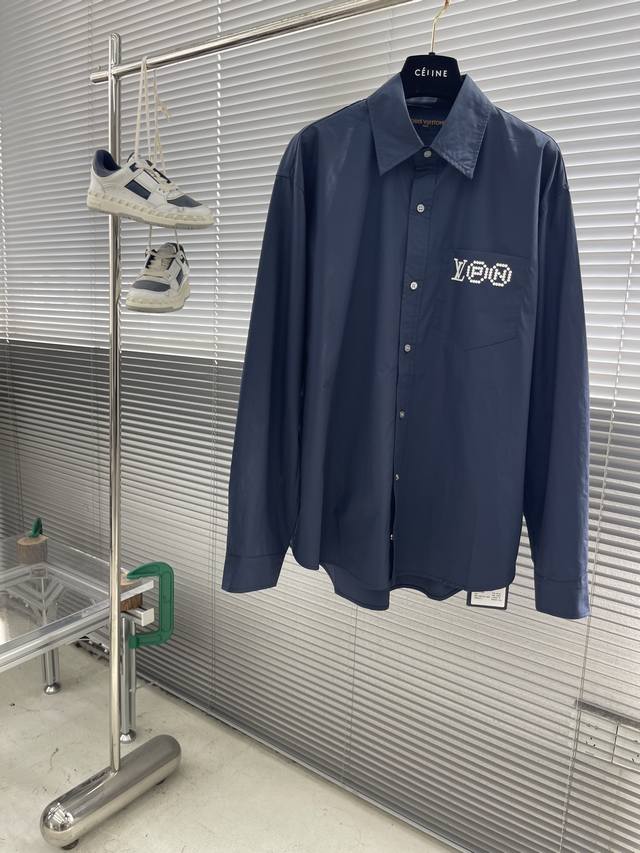 驴牌 25Ss人头衬衣 面料采用高支高密洗水棉布，预先烧毛缩水处理，手感舒适上身亲肤。手工绘图精修细节，多次打版调色最终确认颜色，丝网印花工艺。每印一回都需要重