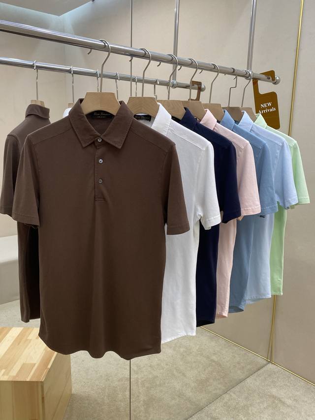 主推 Lp新款弧形底边7色Polo衫，这款衬衫领 Polo 衫以棉质珠地面料呈现。轻盈柔软的面料经过成衣染色，营造出优雅纹理，让衣服与生俱有的运动气息得以柔和。