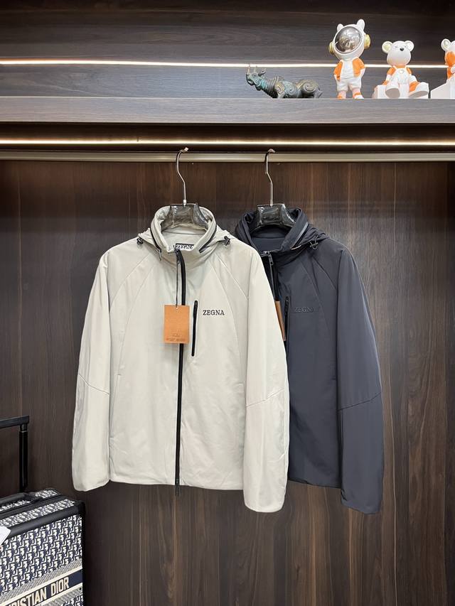 主推 Zegna 2025Ss早秋新款发布杰尼亚连帽外套，秋季爆款夹克，夹薄棉设计外套，穿上就是舒适自在又显瘦的存在，慵懒而随性，结合干净简单的色系就特别耐看，