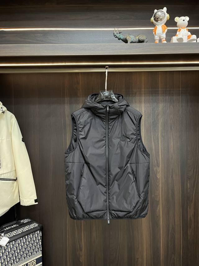主推 Moncler 2025Ss早秋新款发布蒙口连帽棉衣外套，秋季爆款棉衣夹克，夹薄棉设计外套，穿上就是舒适自在又显瘦的存在，慵懒而随性，结合干净简单的色系就