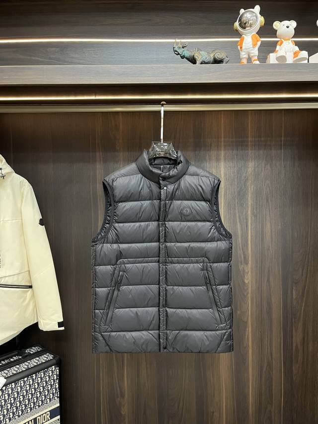 爆款羽绒 Moncler 2025秋冬新款蒙口新款立领连帽设计羽绒马甲外套，秋季爆款马甲选用亮泽尼龙面料打造，胸前经典印花设计Logo，充盈填充舒适的鹅绒和鹅毛
