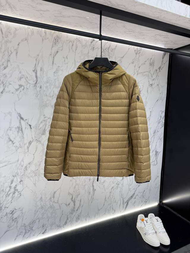 Moncler 羽绒服2025最新款时尚设计师款羽绒外套.处处细节显工艺足够的高级 结构性剪裁的设计改变来展现男士多样的形象变化，修身利落、剪裁合体，满足时下正