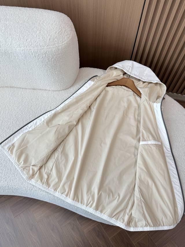 里料成分：里料为100%锦纶，顺滑亲肤，穿着体验佳。