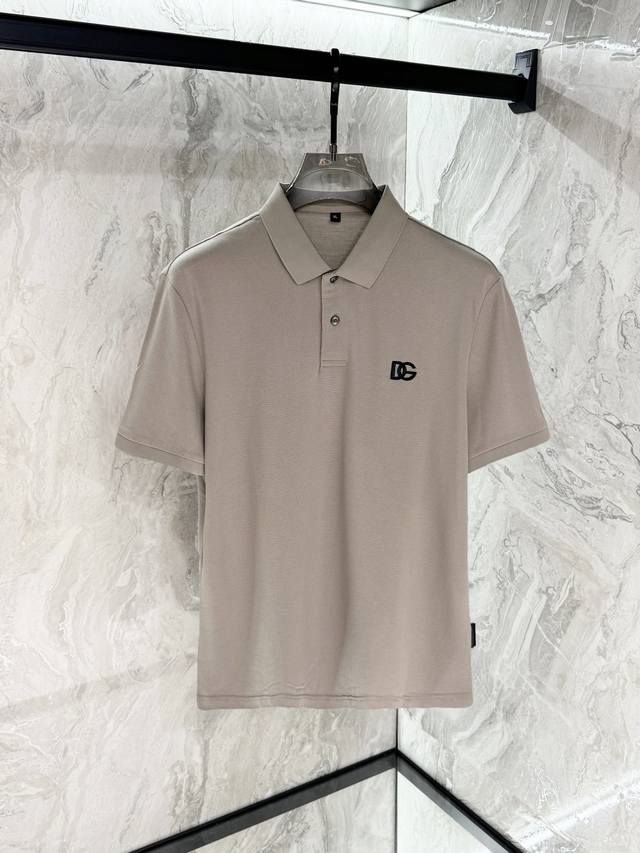 Dg 2025春夏新品，专柜同步有售，简约时尚休闲Polo短袖，原版进口面料，舒适透气，顶级刺绣工艺字母图案装饰Logo，档次极高，独特设计，上身时尚帅气！码数