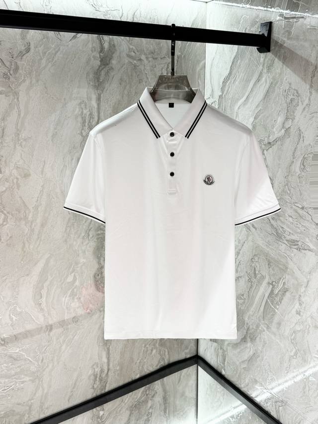 蒙口，2025春夏新品，专柜同步有售，简约时尚休闲Polo短袖，原版进口面料，舒适透气，顶级刺绣工艺字母图案装饰Logo，档次极高，独特设计，上身时尚帅气！码数