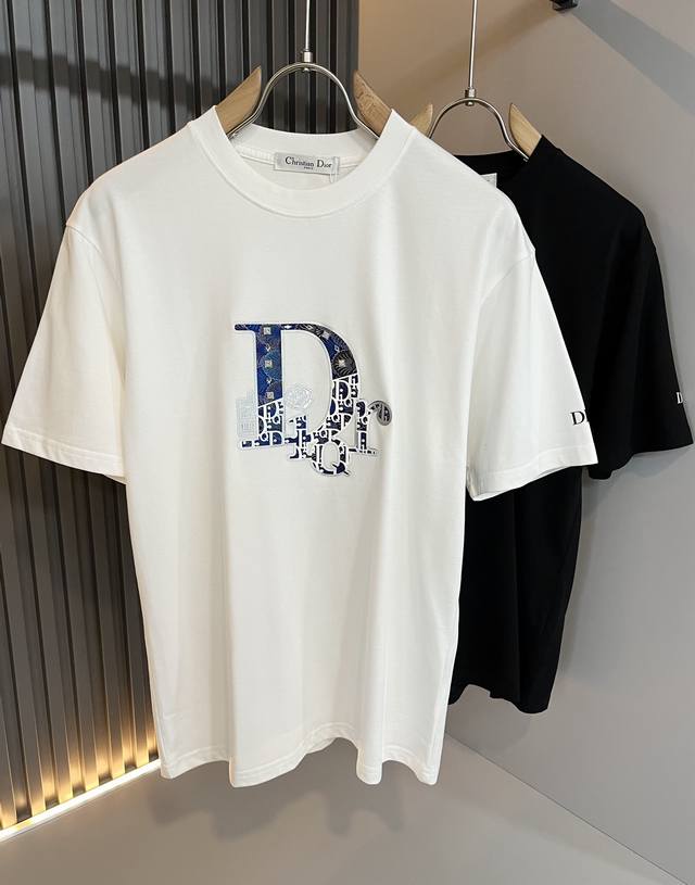 Dio*迪家 2025春夏新款男女同款短袖T恤，专柜同步发售！定制专属260克纯棉面料，定制原版工艺螺纹，胸前Logo图案压胶工艺设计！简约大方，从容百搭，档次