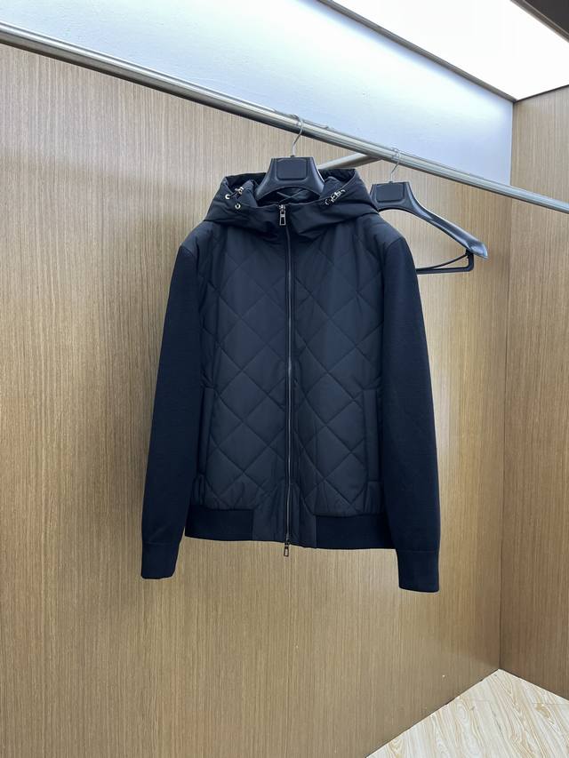 秋冬 Lp 秋冬新品#Lp休闲连帽夹克外套 面料采用客供定制面料 面料细腻柔软上身舒适 原版五金定制 Fjj胸前设计胶标Logo小点缀，简约中又不失时尚 高端品