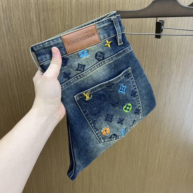新款 Lv 高端定制品质 25Ss早秋最新款原单牛仔裤 柜台同步发售 原版定制复刻 客供五金辅料 原单品质 进口牛仔面料重工洗水 做工走线精细 Fdl上身绝佳，