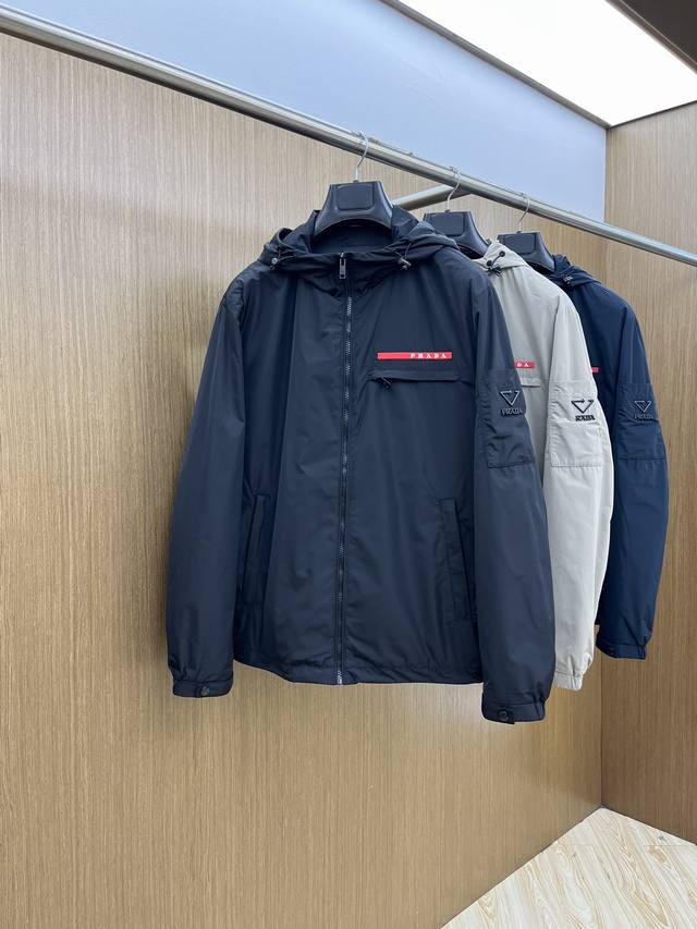 秋冬 Pd 2530Ss早秋新款发布 普拉达连帽夹克外套，秋季爆款外套，红色胶条Logo 穿上就是舒适自在又显瘦的存在，Fsh慵懒而随性，结合干净简单的色系就特