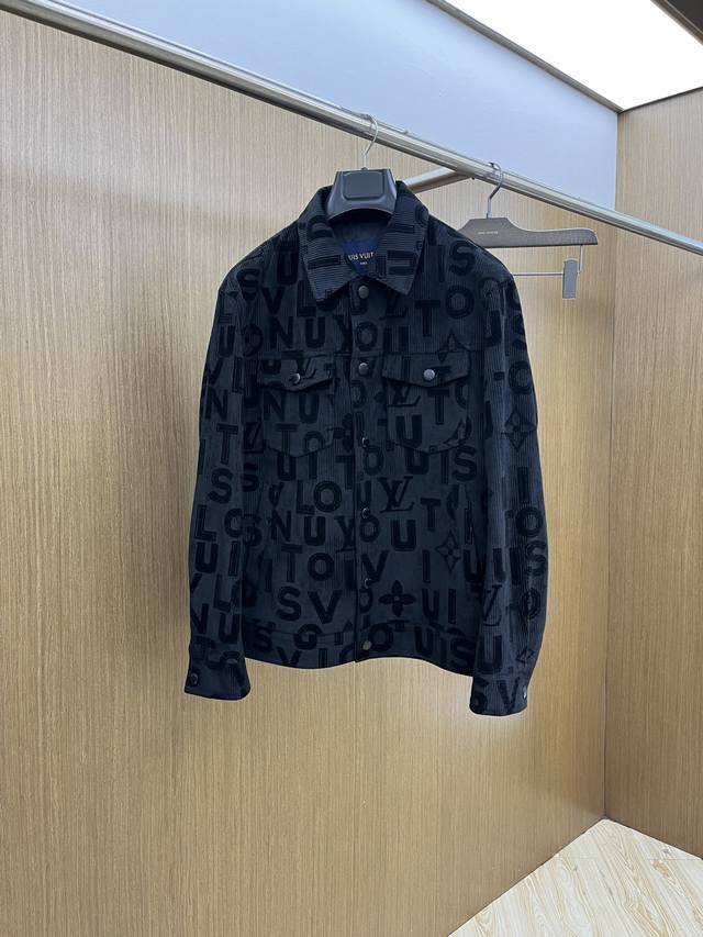 秋冬 Lv2530Ss秋冬新款 最新春秋时尚翻领外套，经典设计感与颜值爆棚的外套。灯芯绒提花面料 品质无法挑剔品控可以直接入手，不容过错的高端臻品！通过细节图片
