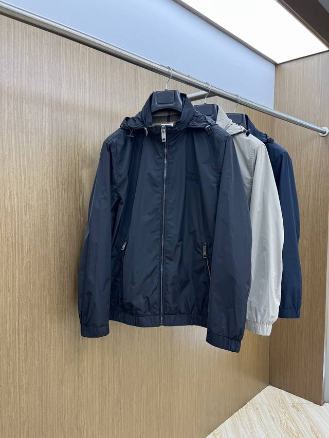 秋冬 Bbr 2530Ss早秋新款发布巴宝莉连帽夹克外套，秋季爆款夹薄棉夹克，字母Logo刺绣款穿上就是舒适自在又显瘦的存在，慵懒而随性，Fsh结合干净简单的色