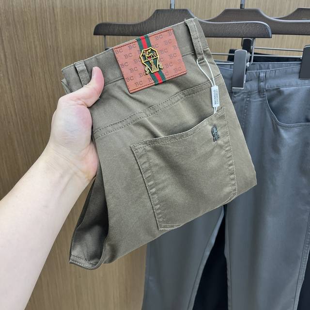 Bc 2540Ss春夏新品，官网同步有售，男士高端商务休闲西裤，高端进口面料，带弹力，后面采用硅胶字母压胶，五搭配，即经典又时尚，合体裁缝，上身效果无约束感 ，
