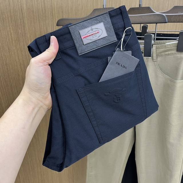 Pd 2540Ss春夏新品，官网同步有售，男士高端商务休闲西裤，高端进口面料，带弹力，后面采用硅胶字母压胶，五搭配，即经典又时尚，合体裁缝，上身效果无约束感 ，