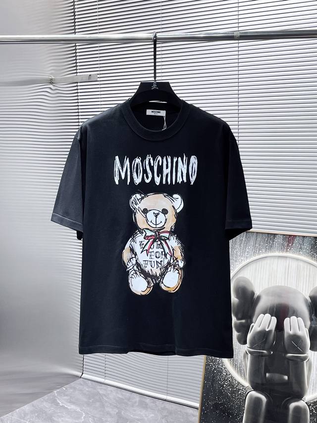 莫斯奇诺 Moschino 2025新款 圆领 短袖 T恤 体恤 半袖 ，高端版本！专柜定制面料 透气舒适度高，细节无可挑剔，品牌元素设计理念，体现高品质。手感