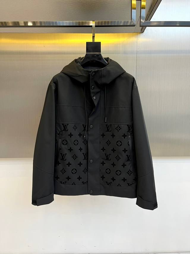 主推 Lv 路易威登、25Fw男士大衣外套灰蓝科技面料压花Monogram新款羽绒服外套。 这款雨衣采用科技面料制成，具有柔软的天鹅绒质感。正面设有拉链大口袋，