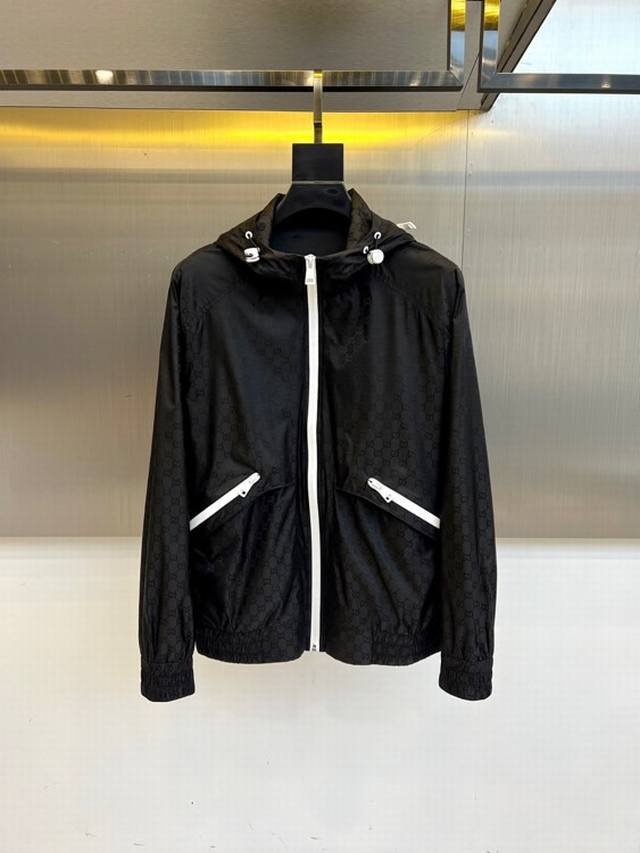 主推 Gucci古驰、25秋冬系列Gg尼龙提花拉链夹克外套，定制尼龙缎面材质，连帽抽绳设计，简单休闲款式！这款Gg Trefoil提花聚酯纤维夹克把休闲运动风和