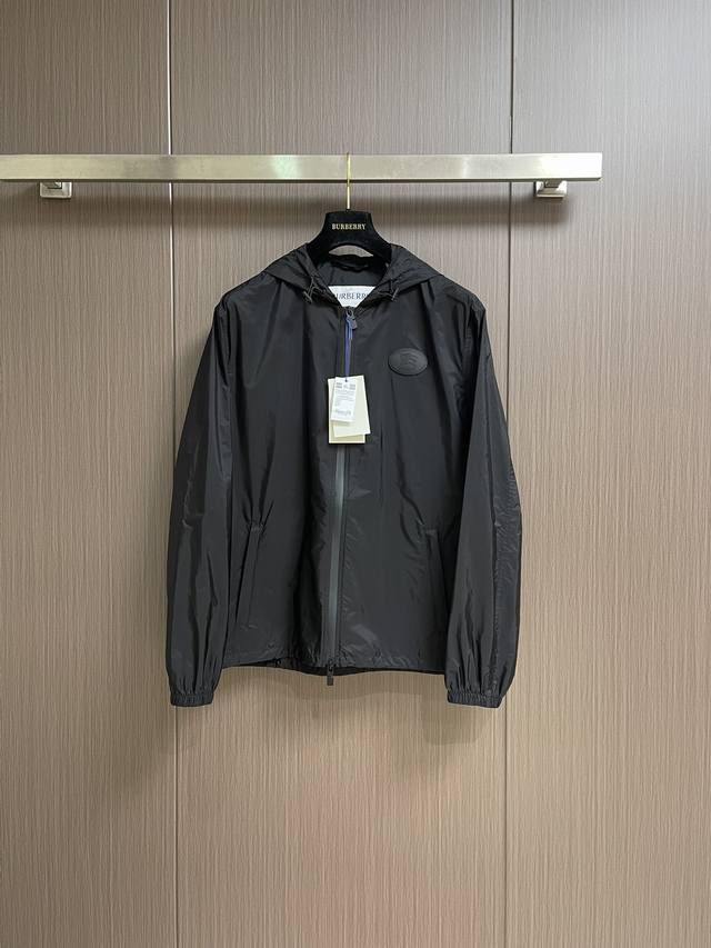 Burberry 骑士印章夹克外套，选用100％聚酰胺纤维打造的尼龙面料。其分子链结构赋予它极强的抵抗摩擦和磨损的能力。同时具有很高的断裂强度和结节强度，韧性好
