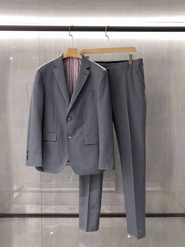 新品 ！25四季款Thom Browne汤姆布朗 西服套装可不是像一般服饰那么简单容易能生产的，面料要求是极其严格且制作工序复杂多变.假如一道工序制作粗心或是将