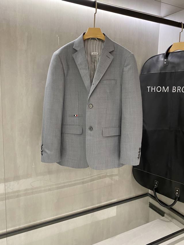 Tb 桑姆 布*尼男士高级时装款羊毛单西 西服，洋行渠道臻品 早春秀场系列，官宣画册及官柜挂售款，非常明星级的一款单品，无包装袋 高颜值且品型兼备的一款西装，单