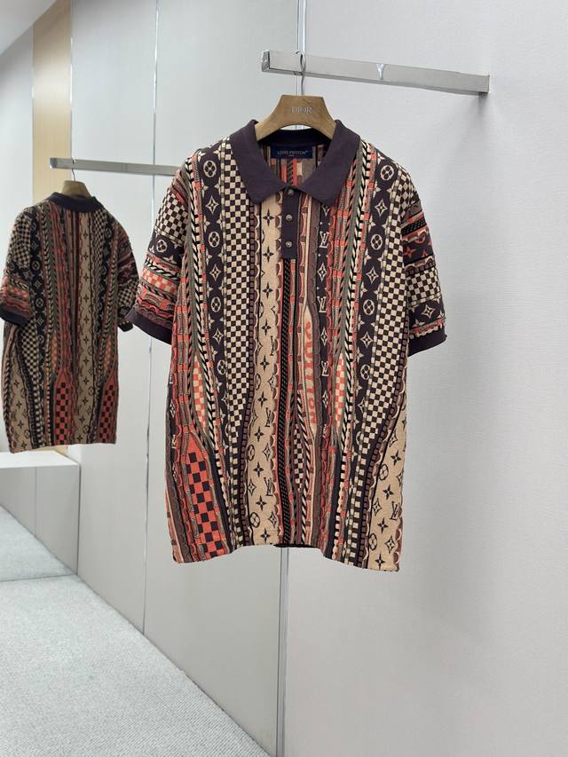 Louis Vuitton 25Ss早秋新款短袖 这款咖啡色短袖Polo衫以精致的提花图案致敬21世纪初的街头风格。作为Pharrell和Nigo 2025秋冬
