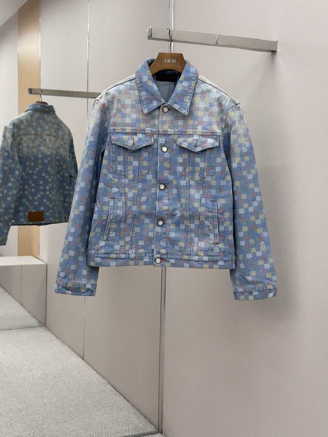 Louis Vuitton 25Ss彩色棋盘格休闲牛仔外套 工艺说明：此款采用与Yb一致的高端定制面料 金属独家定制五金扣 珍珠扣 扣子上做与Yb一致的镭射字母