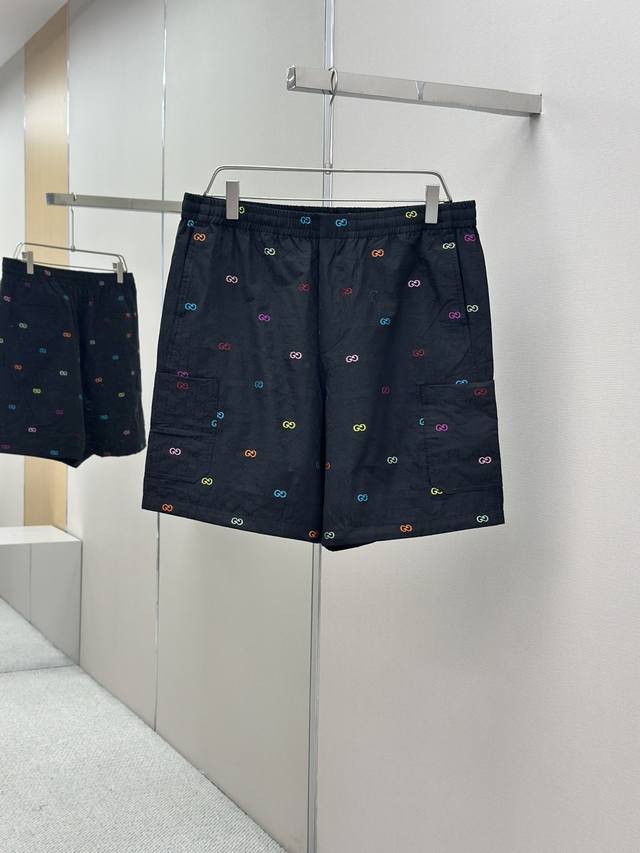 Gucci 25Ss 多色Gg帆布短裤 早秋系列融汇考究质感、精美图案和迷人色彩，令日常衣橱实现魅力进阶。这款短裤以驼色和深棕色 Gg帆布打造，缀饰通体Gg切丝