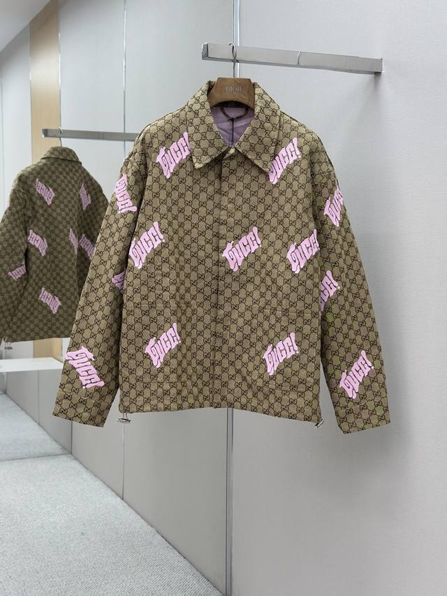 Gucci 25Fw早秋新款 刺绣款提花棉质休闲外套丨 独家高版出品！满身双G互扣Logo图案正面对称贴布口袋粉色字母Logo刺绣内里呼应粉色里布、金属拉链按扣