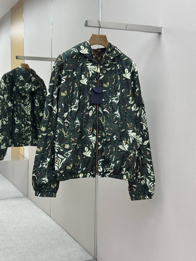 Louis Vuitton Nigo联名款双面穿连帽夹克外套 ：26800购入开发 Nigo联名款双面穿连帽夹克外套，印花棉质迷彩面料，双面穿连帽拉链设计，五金