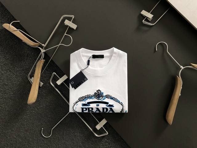 Prad*合身版型S-Xl 25春夏顶级贴布刺绣潮牌短袖，精致工艺专柜面料，顶级元素融合打造，3标齐全，潮男时尚，无论是上身舒适度还是都是无可比拟的存在，可以说