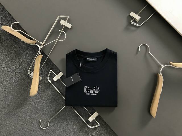 D&*合身版型S-Xxl 25秋冬字母压花潮牌短袖，精致工艺专柜面料，顶级元素融合打造，3标齐全，潮男时尚，无论是上身舒适度还是都是无可比拟的存在，可以说是夏日