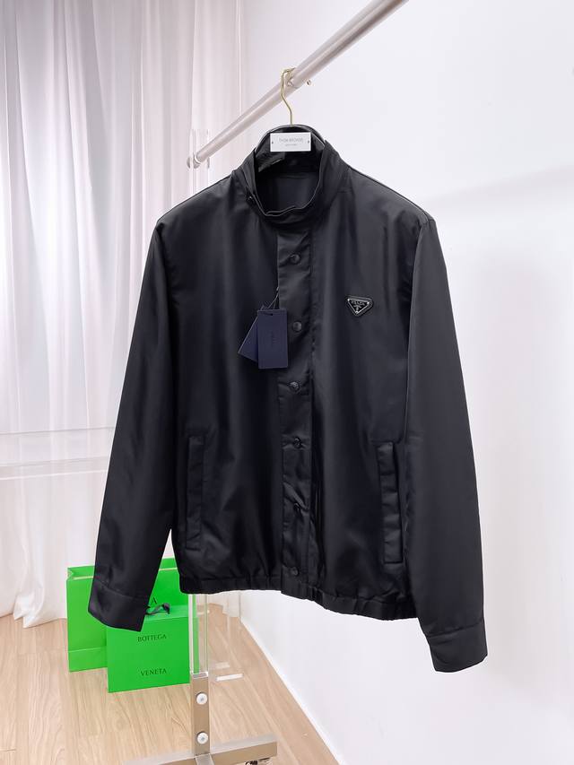 普拉达 高品质 秋冬新款夹克外套，秀场新品品相非常完美，记忆面料舒适保暖，色泽饱满诱人，非常出彩的设计，轻松将时髦感进阶，做工极为考究严谨，走线工整细致！大牌设