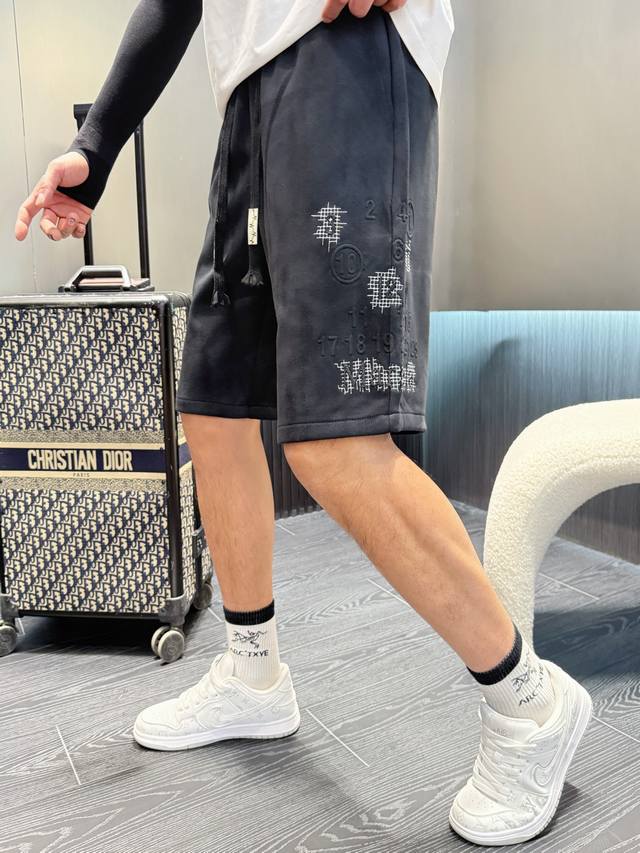 马吉拉 三标齐全 2025夏季新款男士休闲短裤，高级定制面料透气面料 透气弹力舒适度极高，细节无可挑剔，顶级辅料配备，原版Logo设计理念，手感细腻柔软！上身版