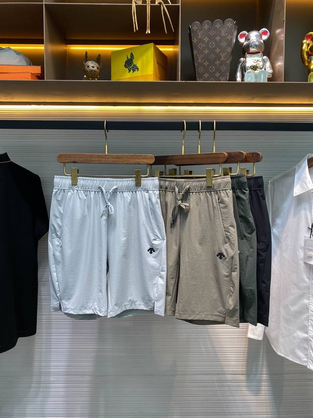 黑色码数：M。L。3Xl Des25Ss春夏新款轻薄机能速干面料抽绳短裤，男士经典反光标识Logo时尚运动休闲短裤五分裤！贸易公司渠道稀出，领先官网发售！Des