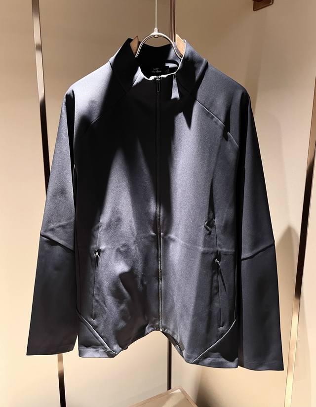Loro Piana诺悠翩雅 2025秋冬新款男士休闲套装，众多明星都爱穿的时尚百搭单品！超级好看,喜欢经典简约的朋友,一定不能错过了这款！沉稳大气的品牌风格一