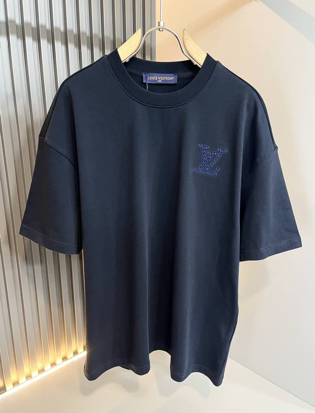 Louisvuitt*路易*登 2025春夏全新系列单品上线，非常时髦前卫的一款男女同款休闲套装，标识Logo图案刺绣修饰！区别于以往的不同，宣示品牌传承多年的