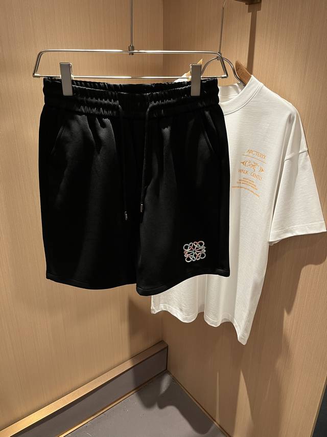 Loe*We罗*威 2025春夏新款男女同款休闲短裤，意大利原厂订单渠道，极具个性高级风，标志Logo刺绣工艺设计！宽松阔版型打造，情侣款纯棉休闲短裤！！定制原
