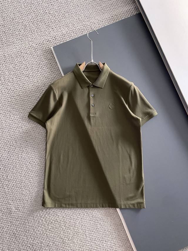 新品上市 Lv 2025Ss夏季新款字母Logo男士翻领Polo衫！经典商务男款，高端男装的天花板级别的商务男款！简约时尚大气不失优雅，单穿内搭体面过人，品质控