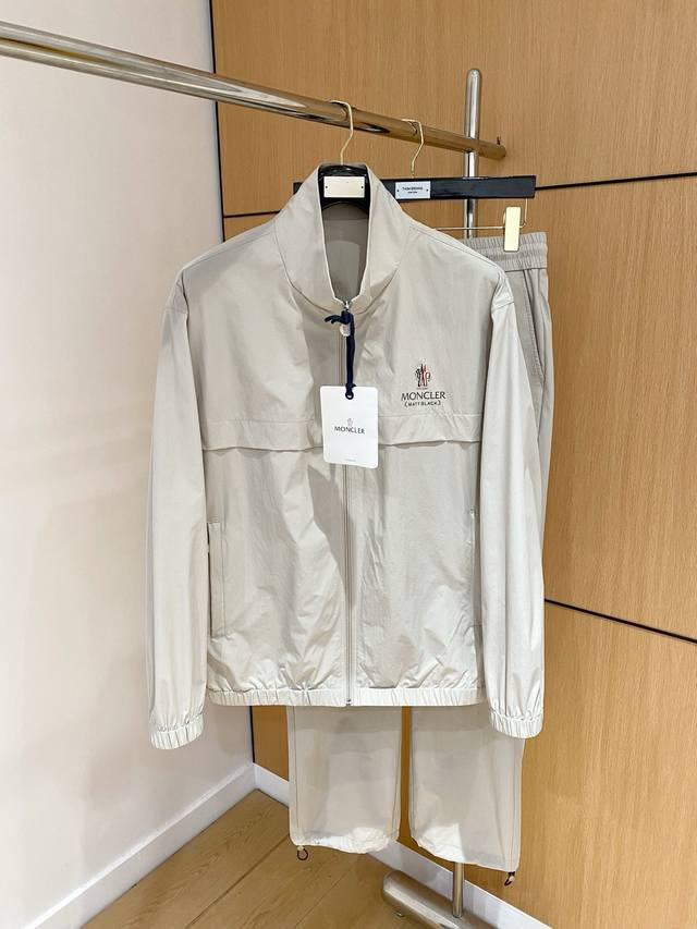 防晒服套装 蒙口 上新25Ss运动套装 尼龙风衣卫裤 现货秒发 本款运动衫为轻盈科技面料全幅压印图案，注入动感气息，可与同款长裤共筑出行造型。进口原版Logo五