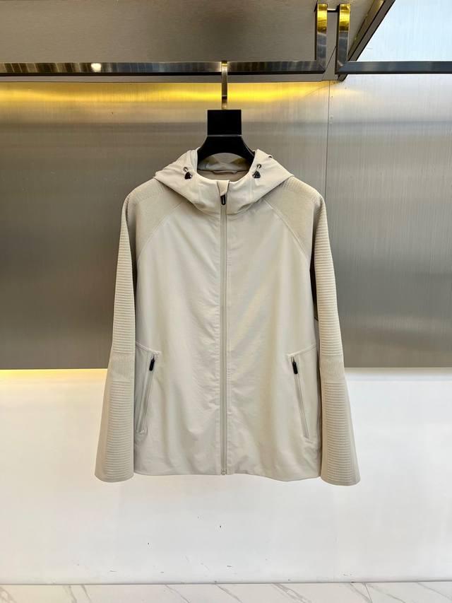 Descente迪桑、2025春夏最新发布，Training防水透湿男士外套夹克。Motion Knit Hybrid针梭织拼接夹克，采用Soft Shell面